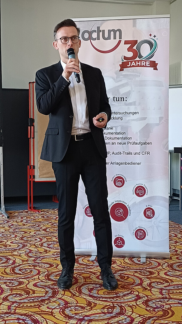 [Translate to English (USA):] Roman Klingl als Moderator beim TechDay