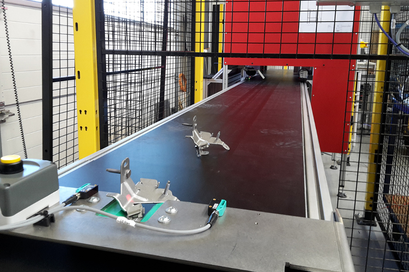 Visual inspection of the presence, position and fastening of an installed heat shield