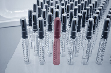 Syringes in a tub and tray during automated completeness inspection