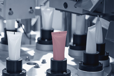 Tubes transported through a tube filling machine for optical quality inspection after sealing
