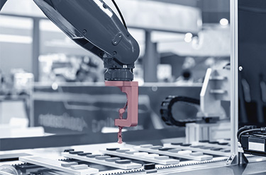 [Translate to English (USA):] [Translate to Englisch:] an einer automatisierten Verpackungslinie greift ein Pick&Place-Roboter verschiedene Produkte vom Band