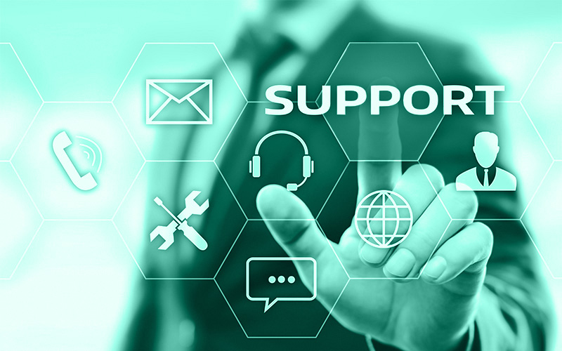 einen Hand wählt an einem virtuellen Screen unteschiedliche Optionen aus dem Bereich Support: Anruf, E-Mail, Webmeeting, etc.