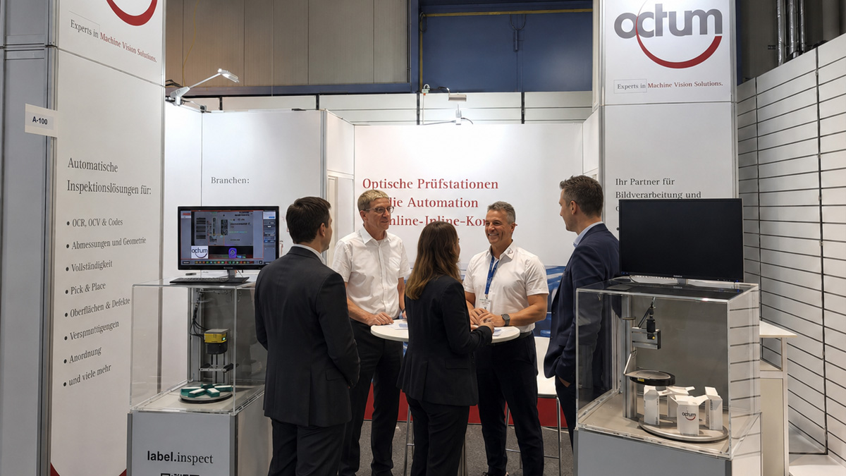 [Translate to English (USA):] Messebesucher am OCTUM Stand